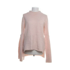 Ljusrosa tröja från Gina Tricot - Mysig ljusrosa tröja från Gina Tricot i mjukt material. Perfekt för kyliga dagar med sin långa ärmar.