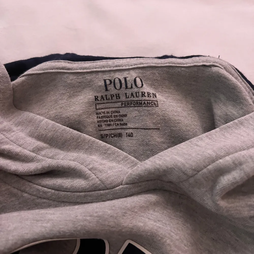 Säljer en snygg grå hoodie från Polo med stort tryck 'POLO 67' på framsidan. Den är i mjukt material och har en klassisk stor ficka framtill. passar bra till både höst och vår. Mycket bra skick, nypris 1200kr mitt pris 500 + frakt. Priset är diskuterbart. Stl 140. Tröjor & Koftor.