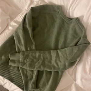 Grön tröja från H&M - En mysig grön tröja från H&m. Säljer denna eftersom den har inte kommit till användning 💕