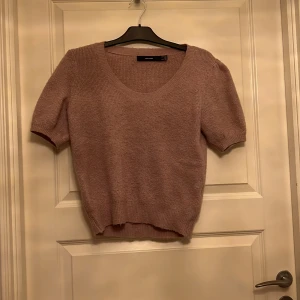 Stickad T-shirt!❤️ - Stickad T-shirt som inte kommit till användning för det är inte riktigt min färg men är i ett jätte skönt tyg❤️den är i m men den passar mig perfekt och är i xs ❤️