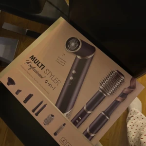 Multi Styler Professional 6-in-1 - Säljer en Multi Styler Professional 6-in-1 med flera tillbehör för olika stylingbehov. Perfekt för att skapa volym, lockar eller släta frisyrer. Inkluderar olika borsthuvuden och en hårtorkdel. Allt är snyggt förpackat i en elegant svart design. Perfekt för både vardag och fest! Har testat den men funkar inte för mig
