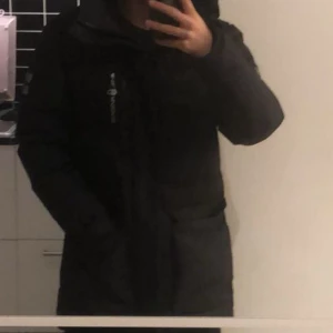 Svart vinterjacka sailrasing,     - Hej säljer den hära perfekta vinterjackan jätte jätte varmt lång och väldigt fin o värdefull jacka, köpte den för 6500 och säljer för 1500 jackan e lång o tänker dessutom liten del av benen   FÖRLÅT FÖR DE SUDDIGA BILDER PÅ JACKA😅 skriv till mig så får ni bättre 