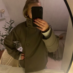 Beige kappa  - Säljer en snygg beige/ brun  kappa från Gina Tricot❤️