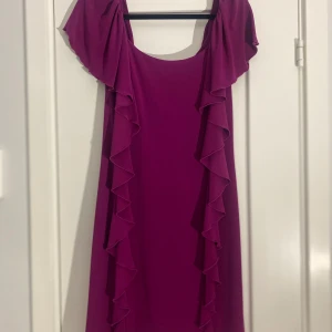 Lila armlös klänning i strl 36 från Joseph Ribkoff - Lila armlös klänning i strl 36 från Joseph Ribkoff.  Sparsamt använd och i fint begagnat skick.  Mått Över bröstet: ca 47 cm Längd från axeln och ner: ca 95 cm  94% polyester och 6% elastan  Kommer från ett djur och rökfritt hem. 