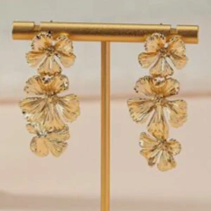 Guldiga blommiga örhängen - Super fina guldiga blommiga örhänge🥰❤️❤️❤️ aldrig använda!!