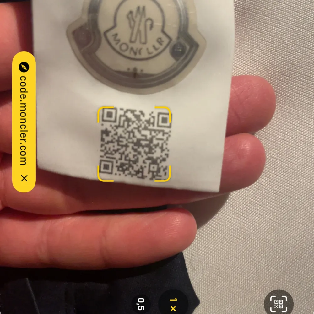 Säljer till högsta bud! Snygg marinblå t-shirt från Moncler i mycket bra skick. . T-paidat.
