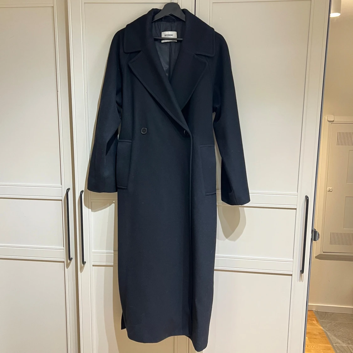 Svart lång kappa från Weekday - 90