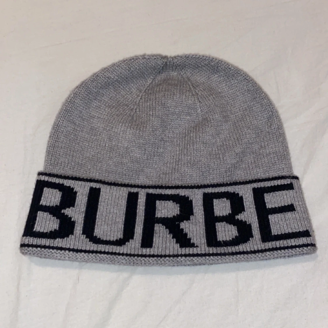 Grå mössa från Burberry