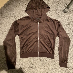 Brun hoodie från Bik Bok - Säljer en brun hoodie från Bik Bok i mjukt material. Den har en dragkedja framtill och en mysig huva. Perfekt för höst och vinter! Tröjan är i bra skick och passar till vardags eller chillkvällar. 🧡