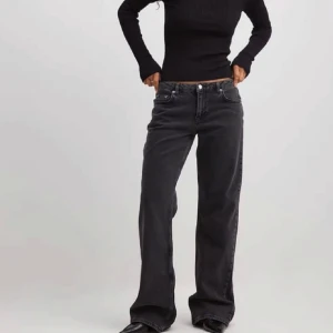 Svarta jeansbyxor - Säljer dessa snygga populära svarta jeansbyxor i loose fit med perfekt längd i midjan. Perfekta för en avslappnad stil, men funkar också till fest. De har en klassisk femficksdesign och är gjorda i ett slitstarkt material. Passar till alla säsonger och är ett måste i garderoben!