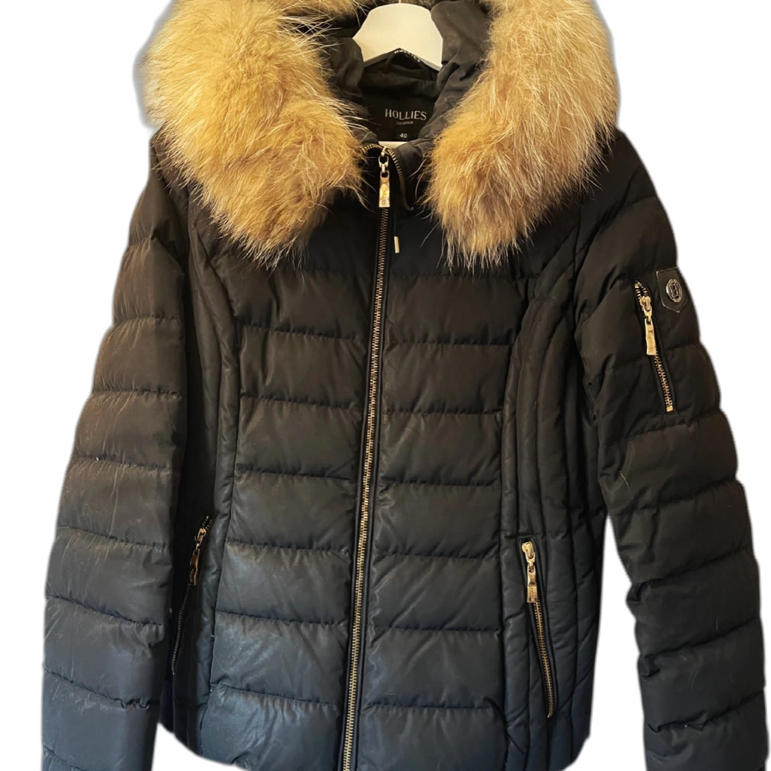 Svart dunjacka med päls från Hollies