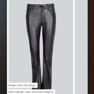 Skinnbyxor - Jättefina skinnbyxor  från Bikbok. Strl  36. De är i jättebra skick, använda fåtal gånger. Säljer för att de kommer inte till användning längre. 