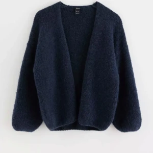 Kofta från lindex - Säljer min superfina eftertraktade kofta från Lindex som knappt blivit använd. Den är i storlek Xs/S och är slutsåld i storleken på hemsidan. Hör av er vid frågor eller fler bilder!🤗