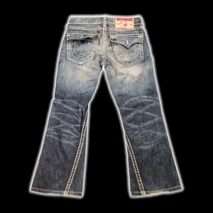 FLARED FAT STITCH TRUEYS - Flared fat stitch trueys!! Sjuk wash också. Saknar knapparna på bakfickorna men annars i prima skick. Bara att skriva vid intresse :)