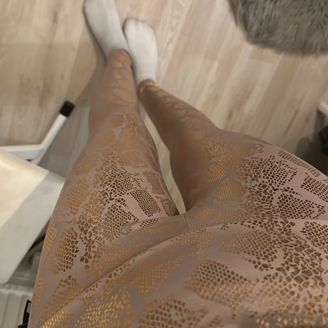 Beige leggings med ormmönster