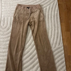 Juicy Couture beige - Säljer dessa beige byxor, de har en liten defekt i bak🤎