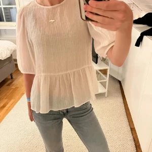 Vit blus med volangdetaljer - Säljer en jätte söt vit blus med volangdetaljer och trekvartsärmar. 🙌🏼💕