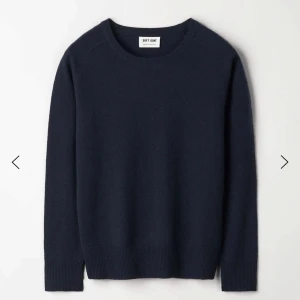 Mörkblå kashmirtröja från Soft Goat - nypris 2000kr, bra skick säljer för 1200kr, liten i storlek så passar xs/s