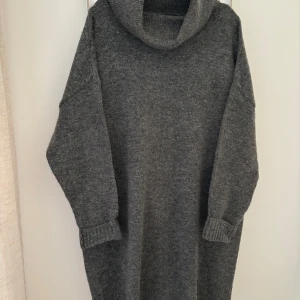 Grå stickad klänning från Esmara - Mysig grå stickad klänning från Esmara i storlek M. Klänningen har långa ärmar och en stor polokrage som ger extra värme och stil. Ett måste för höst- och vintergarderoben! 🍂❄️