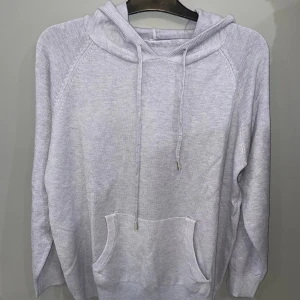 Ull/Kashmir hoodie - Säljer denna kashmirblandade hoodien i ett fint skick. Materialet är blandat ull och kashmir. Finns inga lappar så är ej 100% säker på storleken. Passar M. Hör av er vid funderingar.