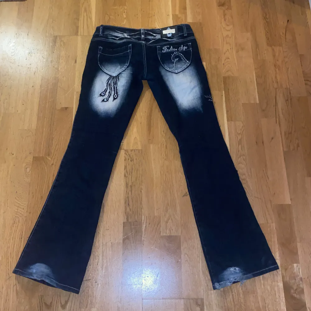 Snygga crazy age jeans med lite slitage där nere. Midjebredden 38 cm rakt över och innerbenslängden 80 cm. Pris kan diskuteras!!. Jeans & Byxor.