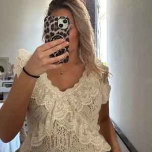 Vit spetsblus - Säljer denna jättefina blus topp från zara. Använd max 2 gånger. Storlek S och jag säljer för 220 kr🌸🌸