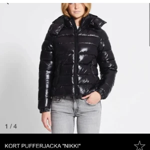 pufferjacka från lager 157 - Snygg och glansig svart pufferjacka från lager 157 som är slutsåld överallt. Passar perfekt till vintern, säljer då den är för stor för mig. helt oanvänd.