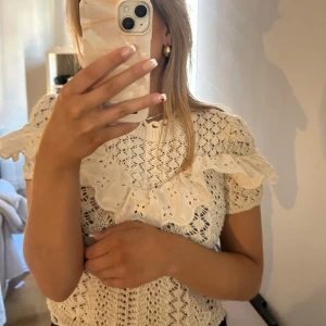 Vit topp med volangdetaljer - Säljer denna jättefina topp från zara! Använd max 3 gånger, jag säljer för 220kr🌸🌸storlek s
