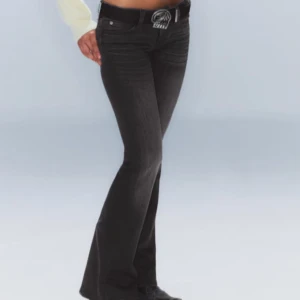 Super low bootcut jeans!! - Snygga svarta bootcut ”cheap monday” WEEKDAY jeans!! De är slutsålda på hemsidan och jätte poupulära, säljer pga ingen användning💞de är HELT nya och etiketten finns kvar💞använd gärna ”köp” funktionen! (Passar bra på mig som är 160 ca) 