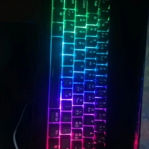 RGB-tangentbord NOS K200 - Säljer ett coolt RGB-tangentbord från NOS, modell K200. Tangentbordet har en snygg regnbågsbelysning som lyser upp varje tangent och ger en häftig gamingkänsla. Perfekt för spelkvällar eller för att liva upp skrivbordet. Ansluts enkelt via USB. Passar både för gaming och vardagligt bruk. Nypris 600kr mitt pris 400kr
