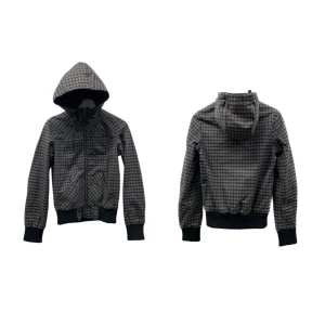 Rutig japansk jacka med luva - Rutig japansk jacka med huva. Jackan har en dragkedja framtill och är långärmad med ribbade mudar. Storlek s men passar xs