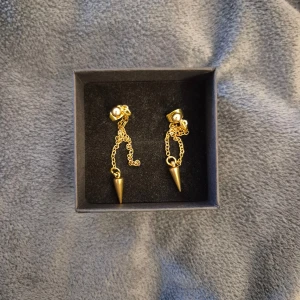 Guld dubble peak örhängen  - GRATIS GÅVA MED VARGE ORDER!! Finns även som julklapp (20 kr extra) Supertrendig stockholmsstil tjejer, örhöngen i guld. Trendigt örhönge smycke. Gjord av rostfritt stål, jag svarar och skickar alltid snabbt!