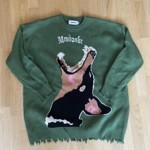 Stickad tröja - Säljer en snygg stickad tröja med distressed detaljer. Tröjan är väldigt mjuk och varm vilket gör den perfekt nu till vintern