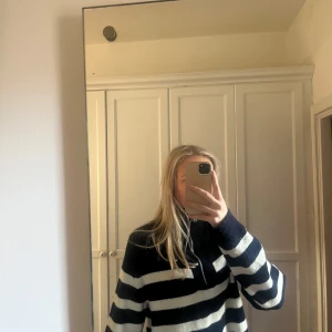 Randig tröja med dragkedja - Säljer en supermysig randig tröja i marinblått och vitt. Den har en halv dragkedja framtill och långa ärmar. Tröjan är i bra skick och passar perfekt för både höst och vinter. I storlek M från zara🥰