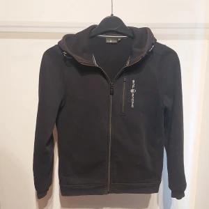 Svart hoodie från Sail Racing  - Säljer en svart hoodie från Sail racing. Barn Storlek 160 