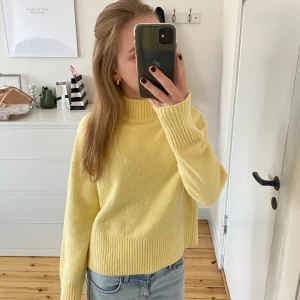 Stickad tröja från & Other Stories - Säljer en superfin gul stickad tröja med halvpolo från & Other Stories! Köptes på Plick något halvår sedan men har inte kommit till användning så mycket💞Fint skick!! Pris kan diskuteras💞