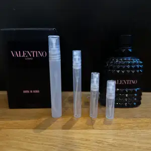 Säljer en flaska Valentino Uomo Born in Roma edt. Den har en cool svart design med nitar och doftar fantastiskt med toppnoter av mineral, violblad och salt. Mellannoterna är ingefära och salvia, medan basnoterna är träiga och vetiver. Perfekt för en kväll ute eller en speciell tillställning. Nr 1 mest köpta parfymen på kicks. Priset är för 10ml. 10ml är ungefär 100st spray. FINNS ÄVEN I 2,3,5,10ML KOLLA PROFILEN FÖR ANDRA STORLEKAR ! 2ml 39kr | 3ml 49kr | 5ml 69kr | 10ml 119kr | Nypris ca 1000kr