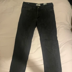 Svarta jeans - Säljer ett par svarta baggy/ loose jeans från jack & jones!💛