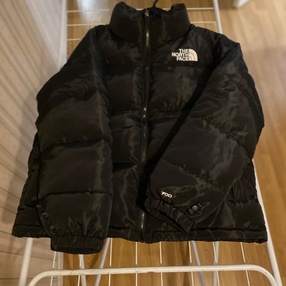 Hej säljer emden a Helt ny aoch oanvänd North Face vinterjackan i svart. En populär och eftertraktad modell som ger både stil och värme. Perfekt för kalla dagar med sin vattenavvisande yta och bekväma passform. Ett utmärkt val för både vardag och utomhusaktiviteter!. Jackor.