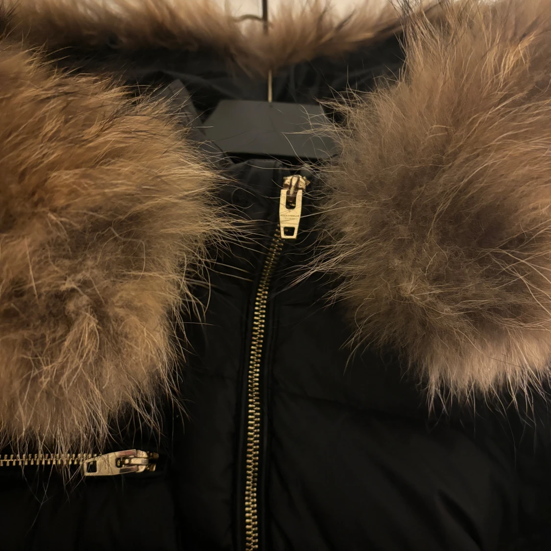 Svart dunjacka med pälskrage från Rockandblue - 91