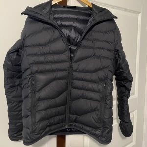 J.lindeberg jacka - J.lindeberg cliff light down jacket. Nypris 2900:- Inköpt vintern 2023. Använd endast en vinter. Bra skick och inga synliga skador. Priset är inte ristat i Sten, kan gå ner vid snabb och enkel affär.