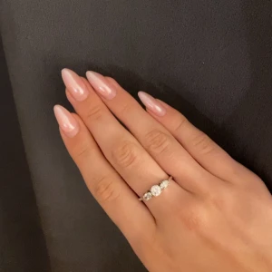 Äkta silverring från guldfynd - Säljer en superfin silverring med tre glittrande stenar. Perfekt för speciella tillfällen eller som en vacker vardagsaccessoar. Ringen har en klassisk och tidlös design som passar alla stilar. 💍✨Storlek 7/8