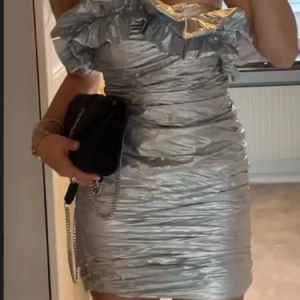 Silvrig klänning  - As snygg och unik svilvrig klänning. Perfekt nu för nyår och fest!!🙏😍😍😍