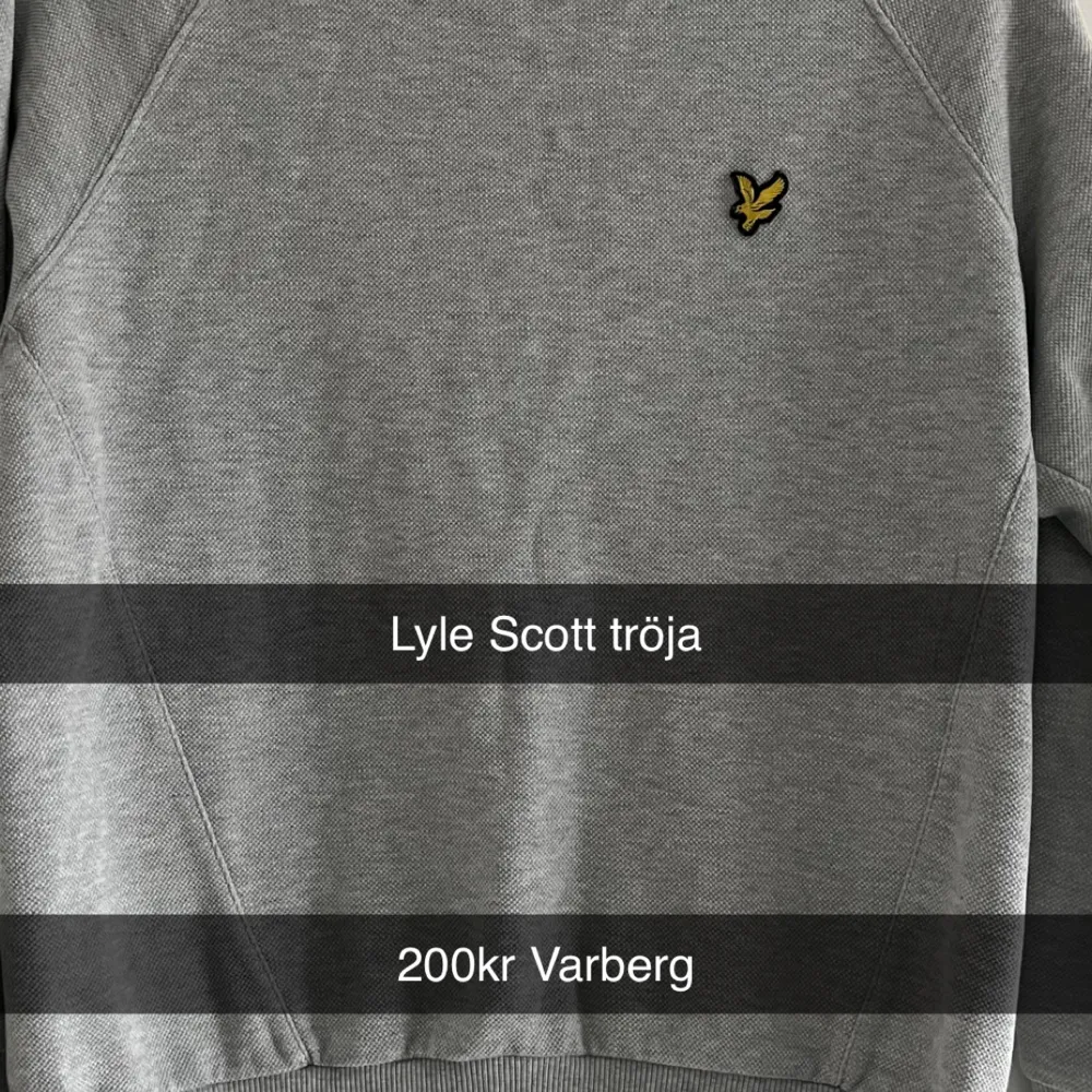 Säljer en stilren grå tröja från Lyle & Scott. Den har ett litet gult emblem på bröstet och är i bra skick. Perfekt för både vardag och lite mer avslappnade tillfällen. Passar bra till jeans eller chinos!. Tröjor & Koftor.