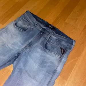 Säljer ett par ljusblåa jeans från Replay i bra skick. De har en slim passform, och är i storlek 33. Modellen heter anbass! Tveka inte på att höra av dig kring frågor. Med vänlig hälsning, SweStile!