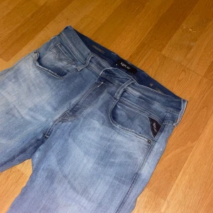 Replay Anbass - Säljer ett par ljusblåa jeans från Replay i bra skick. De har en slim passform, och är i storlek 33. Modellen heter anbass! Tveka inte på att höra av dig kring frågor. Med vänlig hälsning, SweStile!