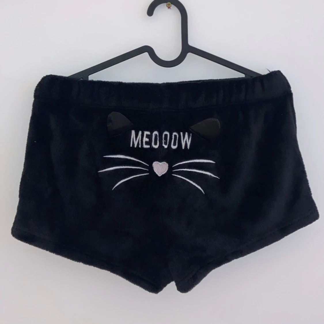 Svarta fluffiga shorts med kattmotiv - 90