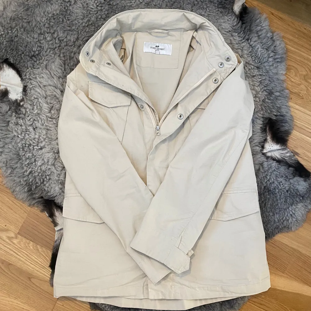 Säljer denna beiga field jacket från John Henric| Storlek: M Fits M | Modell: Field| Skick: Skick 10/10 endast använd fåtal gånger | Pris: 499 | Nypris: 1600+ | Kom privat vid fler frågor |. Jackor.