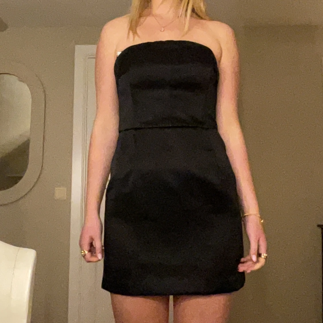 Svart axelbandslös klänning
