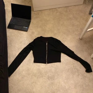 Svart kofta från Shein - Säljer en svart kofta från Shein i storlek M. Den har en dragkedja framtill och långa ärmar. Perfekt för höst och vår när du vill ha något enkelt men stilrent. Passar bra till både vardag och fest. 🖤